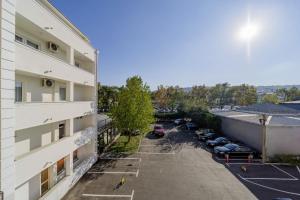 Το κτήριο όπου στεγάζεται  το διαμέρισμα