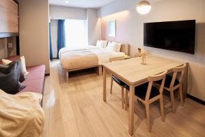 Habitación de hotel con 1 dormitorio, 1 mesa y 1 cama en Section L Hatchobori, en Tokio
