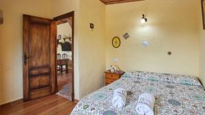 Postel nebo postele na pokoji v ubytování Casa Los Olivos Prado del Rey by Ruralidays