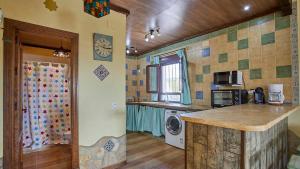 Kuchyň nebo kuchyňský kout v ubytování Casa Los Olivos Prado del Rey by Ruralidays