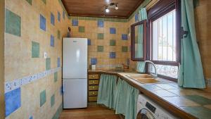 Kuchyň nebo kuchyňský kout v ubytování Casa Los Olivos Prado del Rey by Ruralidays