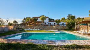 Bazén v ubytovaní Casa Los Olivos Prado del Rey by Ruralidays alebo v jeho blízkosti