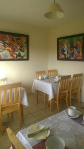 Mulberry Lodge B&B في ويستبورت: غرفة طعام مع طاولة بيضاء وكراسي