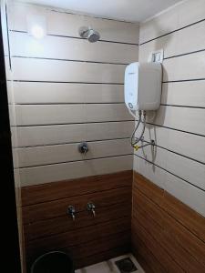 een kleine badkamer met een toilet en een tank bij Ekta Homestay in Garudeshwar