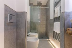 a bathroom with a toilet and a shower at Casa Melo Mini House in Bologna