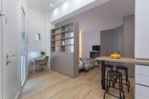 cocina con encimera y mesa en una habitación en Casa Melo Mini House en Bolonia