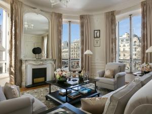 Hôtel Barrière Fouquet's Paris في باريس: غرفة معيشة مع أريكة ومدفأة