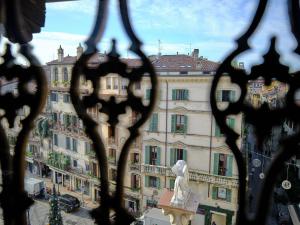 een uitzicht op de stad via een hek bij ApartmentsArena - Residenza Degli Scaligeri - Piazza Erbe in Verona