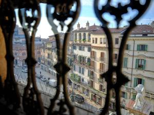 een raam met uitzicht op de stad bij ApartmentsArena - Residenza Degli Scaligeri - Piazza Erbe in Verona