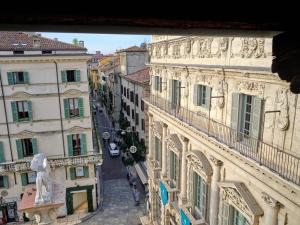 een uitzicht op een straat tussen twee gebouwen bij ApartmentsArena - Residenza Degli Scaligeri - Piazza Erbe in Verona
