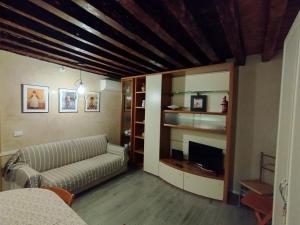 sala de estar con sofá y TV en Cà Lirica, en Venecia