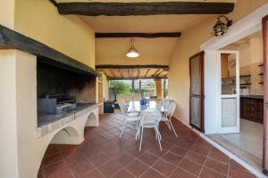 eine Küche und ein Esszimmer mit Tisch und Stühlen in der Unterkunft Villa Adelaide in Villasimius