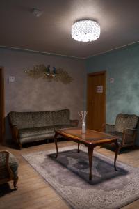 - un salon avec une table basse et un canapé dans l'établissement Hotel Auszeit im Euro Rastpark Guxhagen, à Guxhagen