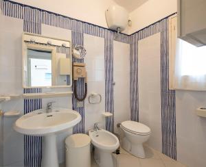 Villa Adelaide في فيلاسيميوس: حمام أبيض مع حوض ومرحاض