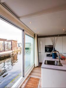 Quiet Waterloft near Amsterdam and Schiphol WS17的厨房或小厨房