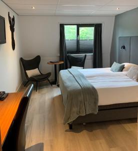 1 dormitorio con 1 cama, mesa y sillas en Hotel Wapen van Delden, en Delden