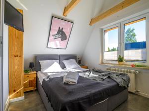 um quarto com uma cama e duas janelas em VisitZakopane - Willa Plan Apartments em Zakopane
