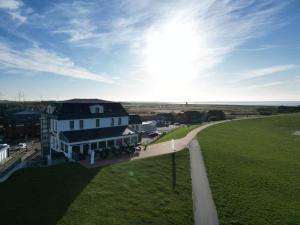 Luftblick auf ein Haus und eine Straße in der Unterkunft Strandhotel Dagebüll direkt an der Nordsee in Dagebüll