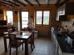 una cocina con mesa y sillas y un árbol de Navidad en Les Souchottes, charmante maisonnette en Bulligny