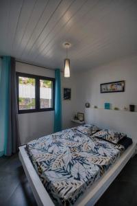 - une chambre avec un grand lit dans l'établissement HAUT DE VILLA avec piscine chez JP, à Petite Île