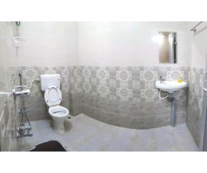 un bagno con un water e un lavandino di Aqua Horizon a Port Blair