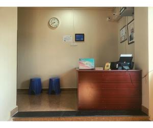 una oficina con un escritorio y un reloj en la pared en Aqua Horizon, en Port Blair