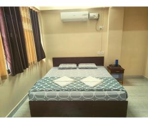 una camera da letto con un letto in una stanza di Aqua Horizon a Port Blair