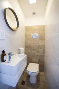een badkamer met een witte wastafel en een toilet bij Corrientes Suites in Mar del Plata
