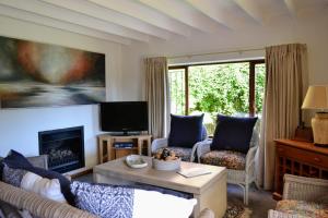 ダルストロアームにあるEagles Nestのソファと暖炉のあるリビングルーム
