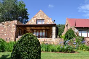 ダルストロアームにあるEagles Nestの赤い屋根の古い石造りの家