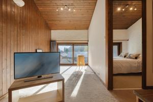 salon z telewizorem i łóżkiem w obiekcie La Maison De Montroc - Happy Rentals w Chamonix-Mont-Blanc