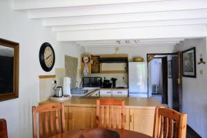 ダルストロアームにあるEagles Nestのキッチン(テーブル、椅子、時計付)