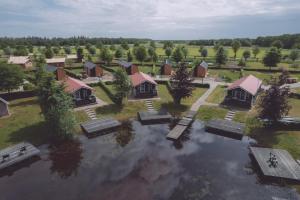 eine Luftansicht eines Hauses auf dem Wasser in der Unterkunft Vakantiepark Eigen Wijze in Bant