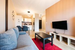 Televízia a/alebo spoločenská miestnosť v ubytovaní High Wilanów Elegant Apartment