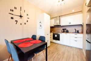 Kuchyňa alebo kuchynka v ubytovaní High Wilanów Elegant Apartment