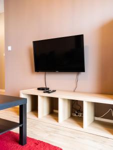 Televízia a/alebo spoločenská miestnosť v ubytovaní High Wilanów Elegant Apartment