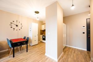 Kuchyňa alebo kuchynka v ubytovaní High Wilanów Elegant Apartment
