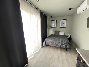 ein Schlafzimmer mit einem Bett und einem großen Fenster in der Unterkunft LA CASA CONTENEDOR in Saragossa