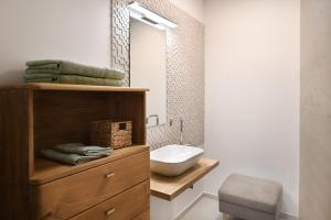 y baño con lavabo y tocador con lavamanos. en TatraTravel VILA unlimited golf for 2 person incl, en Veľká Lomnica