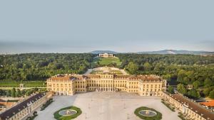 uma vista aérea do palácio de Versalhes em Herz von Wien Mariahilfer em Viena