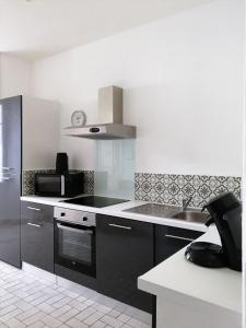 a kitchen with a sink and a stove top oven at le gîte du fou logement 8 pers 13mn puy du fou in Saint-Amand-sur-Sèvre