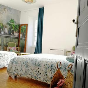 1 dormitorio con 2 camas y cortinas azules en le gîte du fou logement 8 pers 13mn puy du fou en Saint-Amand-sur-Sèvre