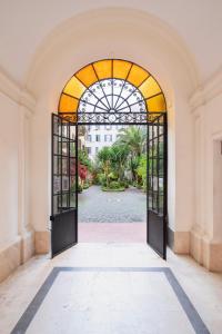 otwarte drzwi na dziedziniec z ogrodem w obiekcie La Casa Di Amy w Rzymie