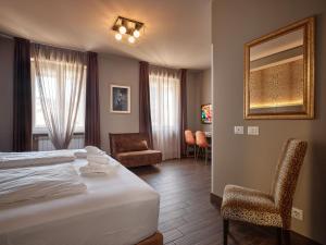 a hotel room with a bed and a chair at Hotel Giulietta in Verona