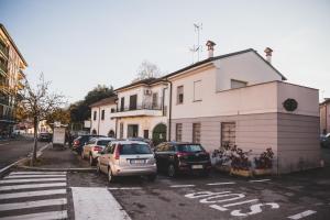 un gruppo di auto parcheggiate in un parcheggio di Grey House Pavia a Pavia