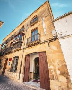 un antiguo edificio de ladrillo con dos ventanas y una puerta en Alvar Fañez, en Úbeda