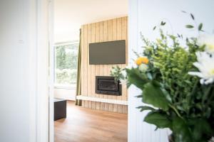 TV a/nebo společenská místnost v ubytování Polderhuys De Veerhoek