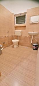 La salle de bains est pourvue de toilettes et d'un lavabo. dans l'établissement Royal Black Pepper Cottage, à Yercaud