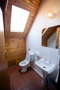 un baño con inodoro y lavabo en Critchley Common, en Dullstroom 19 fotos más