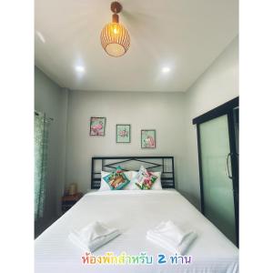 Ένα ή περισσότερα κρεβάτια σε δωμάτιο στο Naibaan Bed and Cafe +2 φωτογραφίες